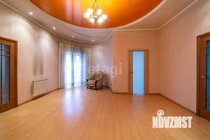 Дом 700м&sup2;, 3-этажный, участок 7 сот.  